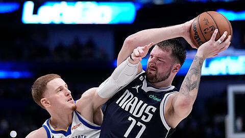 Luka Doncic (r) musste mit den Dallas Mavericks eine Niederlage gegen die Golden State Warriors hinnehmen.
