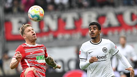 Frankfurts Knauff (r) musste sich mit der Eintracht erneut nur mit einem Punkt zufrieden geben.