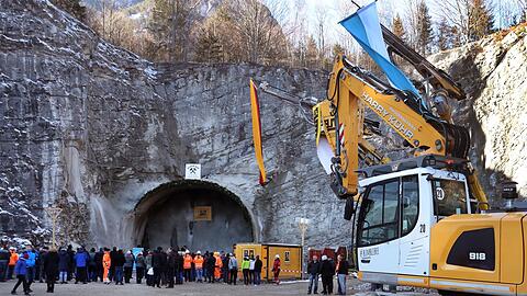 Arbeiter stehen nach dem offiziellen Tunnelanschlag vor dem zukünftigen Nordportal des Kramertunnels.