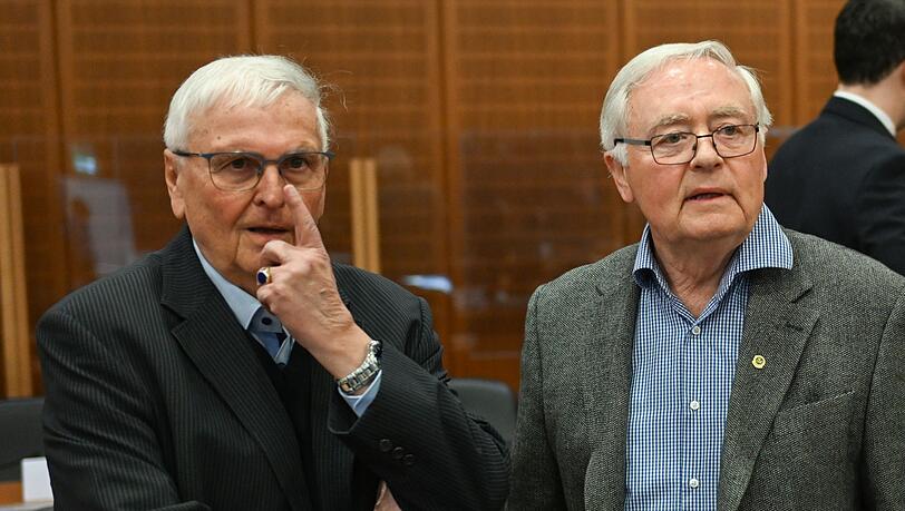 Theo Zwanziger (l), früherer DFB-Präsident, und Horst R. Schmidt, früherer DFB-Generalsekretär, bei der Fortsetzung im Sommermärchen-Prozess.
