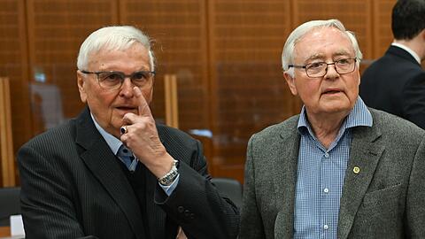 Theo Zwanziger (l), früherer DFB-Präsident, und Horst R. Schmidt, früherer DFB-Generalsekretär, bei der Fortsetzung im Sommermärchen-Prozess.
