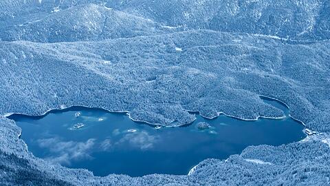 Der Eibsee ist im Winter oft zugefroren. (Symbolbild)