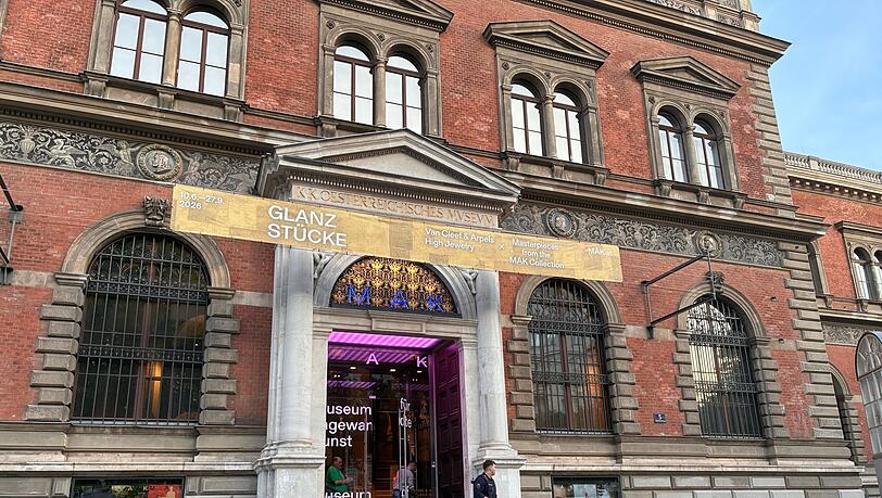 In dem Museum findet derzeit eine Juwelenausstellung statt. In dem Museum findet derzeit eine Juwelenausstellung statt.