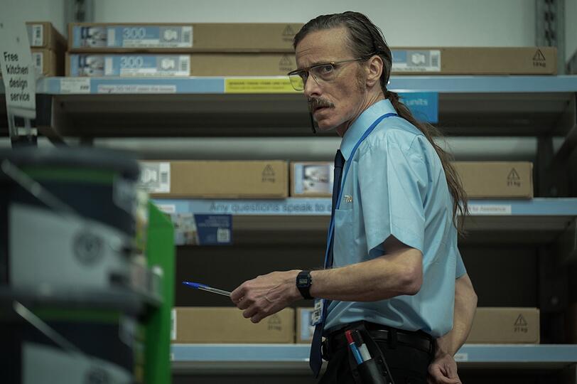 Allein die Frisur! Mackenzie Crook hat mit "Small Prophets" ein kleines Wunder geschaffen und hat als Baumarktleiter Gordon eine kleine Rolle selbst &uuml;bernommen.