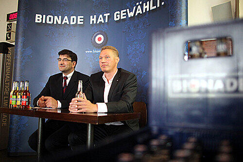 Albert Christmann (l), der Sprecher der Geschäftsführung der Radeberger-Gruppe, und Peter Kowalsky, Geschäftsführer von Bionade, sitzen am Freitag (02.10.2009) bei einer Presskonferenz in Hamburg auf dem Podium und warten auf die Fragen der Journalisten zur künftigen Zusammenarbeit der Unternehmen.