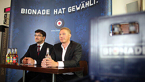 Albert Christmann (l), der Sprecher der Geschäftsführung der Radeberger-Gruppe, und Peter Kowalsky, Geschäftsführer von Bionade, sitzen am Freitag (02.10.2009) bei einer Presskonferenz in Hamburg auf dem Podium und warten auf die Fragen der Journalisten zur künftigen Zusammenarbeit der Unternehmen. Albert Christmann (l), der Sprecher der Geschäftsführung der Radeberger-Gruppe, und Peter Kowalsky, Geschäftsführer von Bionade, sitzen am Freitag (02.10.2009) bei einer Presskonferenz in Hamburg auf dem Podium und warten auf die Fragen der Journalisten zur künftigen Zusammenarbeit der Unternehmen.