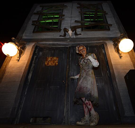 Die USA ist bekanntlich die Hochburg, wenn's um Halloween geht. So richtig gruselig wurde es am Mittwoch in Texas im Haunted House, wo tausende Besucher in wahrhaftig gruseligem Ambiente feierten...