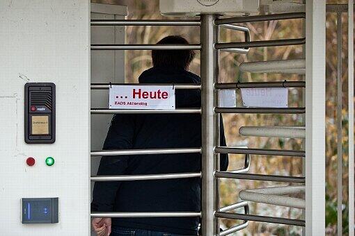 Ein Mitarbeiter betritt das Cassidian-Werk in Manching.