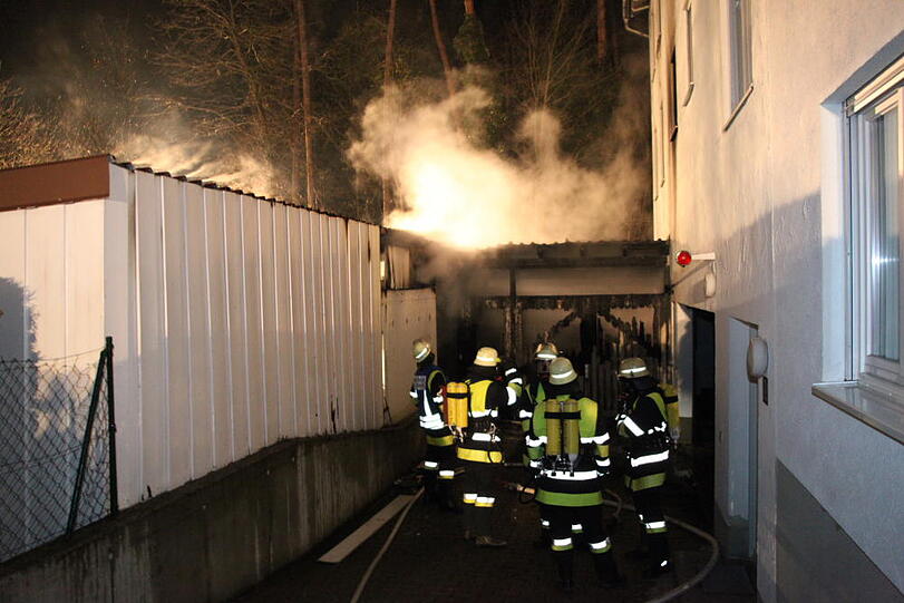 Das Auto völlig zerstört, die Garage in Vollbrand: In Waldkraiburg ist ein Carport abgebrannt. Die Bilder vom spektakulären Feuerwehreinsatz.