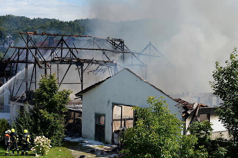 Bei Siegsdorf im Landkreis Traunstein steht am Sonntagmittag ein Bauernhof in Flammen.