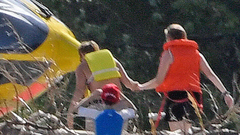 Dutzende Rettungskräfte und zwei Hubschrauber waren im Einsatz, um bei Straßlach fünf Personen und zwei Hunde aus der Isar zu retten. Die Bilder.