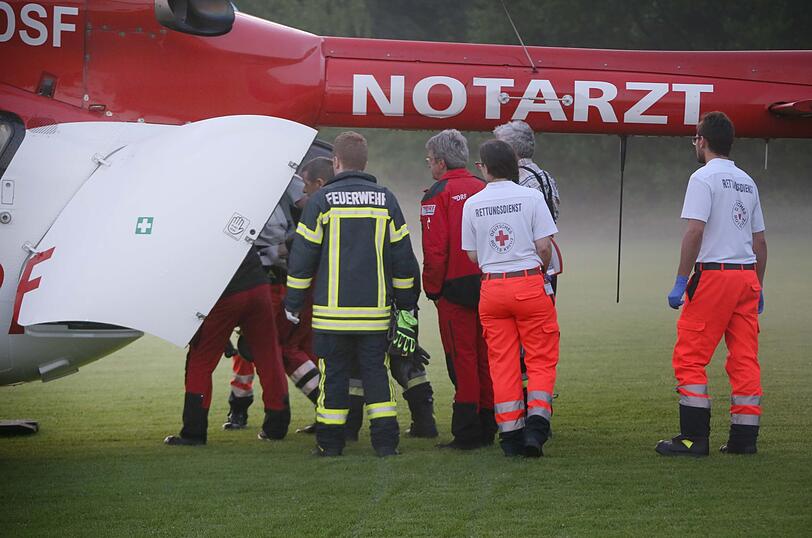Der Beifahrer musste schwer verletzt ins Krankenhaus geflogen werden.