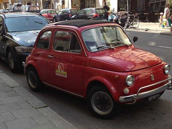 Dieser kleine rote Fiat ist, stilecht, für eine Pizzaria in der Schellingstraße unterwegs.