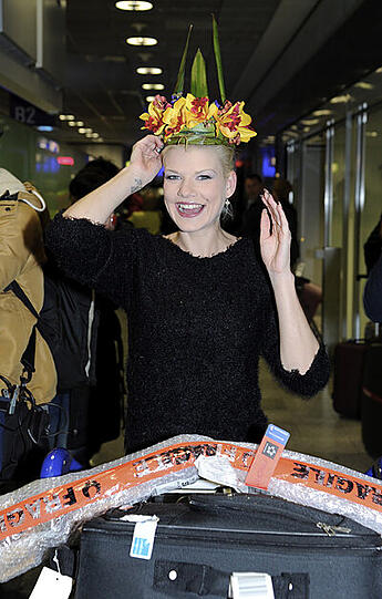 Larissa hat sichtlich ihren BH vergessen, Melanies Zepter zerbricht auf dem Flug und der Wendler ziert sich beim Begrüßungs-Kuss. Die Bilder von der Flughafen-Ankunft der Dschungelcamp-Stars...
