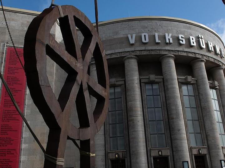 Die Berliner Volksbühne hat unruhige Zeiten hinter sich.