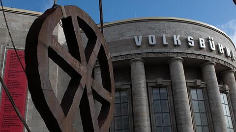 Die Berliner Volksbühne hat unruhige Zeiten hinter sich.