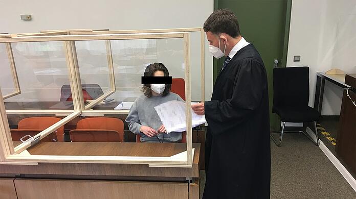 Der Angeklagte mit seinem Anwalt beim Prozessauftakt.
