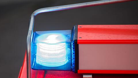 Ein Blaulicht leuchtet an einem Feuerwehrwagen. (Symbolbild)