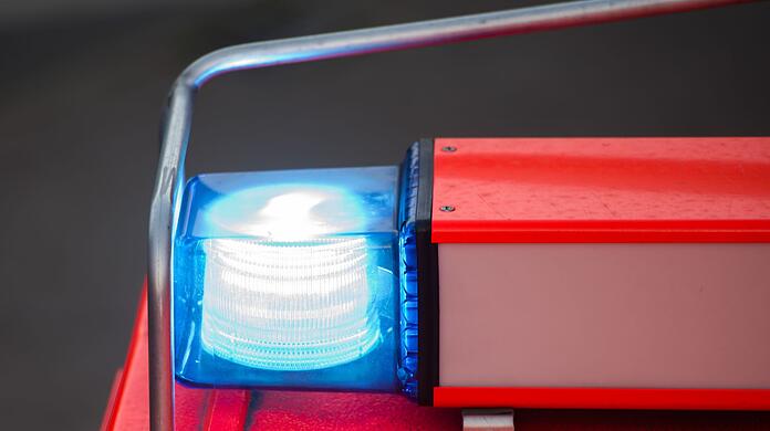 Ein Blaulicht leuchtet an einem Feuerwehrwagen. (Symbolbild)