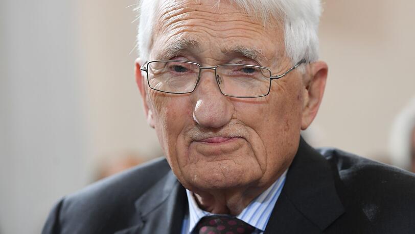 "Aus der Perspektive eines Sieges um jeden Preis hat die Qualitätssteigerung unserer Waffenlieferungen eine Eigendynamik entwickelt", sagt der Soziologe und Philosoph Jürgen Habermas. "Aus der Perspektive eines Sieges um jeden Preis hat die Qualitätssteigerung unserer Waffenlieferungen eine Eigendynamik entwickelt", sagt der Soziologe und Philosoph Jürgen Habermas.