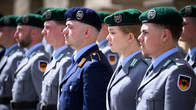 „Spiegelbild und zugleich Mitte der Gesellschaft“, so sieht Oberstleutnant Tobias Brösdorf die Soldaten der Bundeswehr. Hier: Rekrutinnen und Rekruten beim öffentlichen Gelöbnis Berliner Soldatinnen und Soldaten vor dem Abgeordnetenhaus von Berlin.
