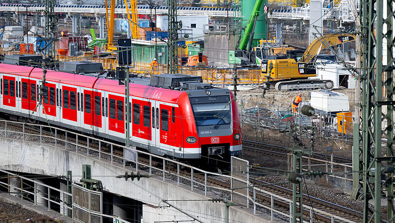 Ein Zug der S-Bahn München fährt in der Nähe der Donnersbergerbrücke an der Baustelle der zweiten S-Bahn-Stammstrecke entlang. Ein Zug der S-Bahn München fährt in der Nähe der Donnersbergerbrücke an der Baustelle der zweiten S-Bahn-Stammstrecke entlang.