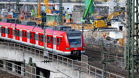 Ein Zug der S-Bahn München fährt in der Nähe der Donnersbergerbrücke an der Baustelle der zweiten S-Bahn-Stammstrecke entlang.