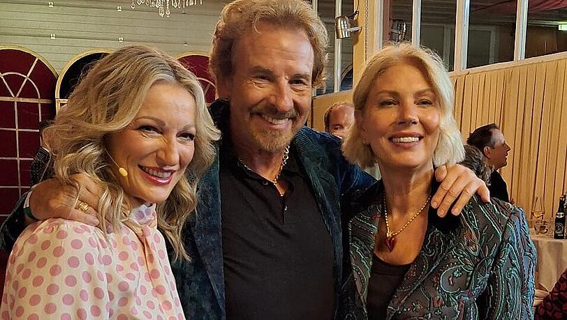 Mögen und schätzen sich: Monika Gruber empfängt Karina und Thomas Gottschalk backstage im Circus Krone. Mögen und schätzen sich: Monika Gruber empfängt Karina und Thomas Gottschalk backstage im Circus Krone.