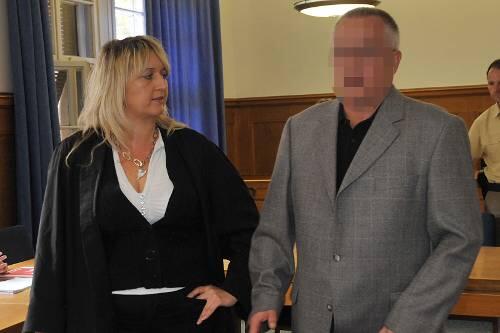 Wandert erneut für 20 Jahre ins Gefängnis: Werner H. (60), hier mit seiner Anwältin Manuela Groß.