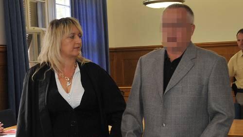 Wandert erneut für 20 Jahre ins Gefängnis: Werner H. (60), hier mit seiner Anwältin Manuela Groß. Wandert erneut für 20 Jahre ins Gefängnis: Werner H. (60), hier mit seiner Anwältin Manuela Groß.