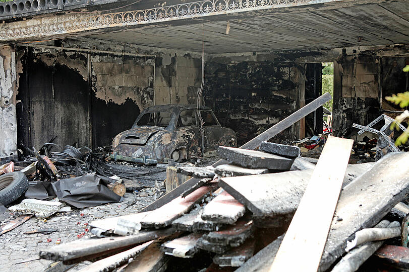 Ein grausamer Anblick der Verwüstung: Warum diese Garage in Ziegelstein plötzlich in Flammen stand, weiß bisher niemand.