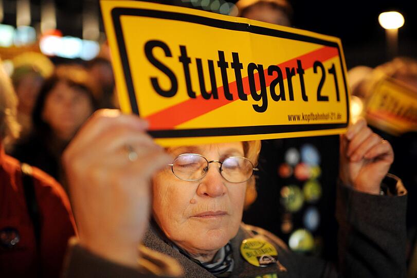 Am 27. November fand die Volksabstimmung zum Großbauprojekt um "Stuttgart 21" statt. Trotz heftiger vorangegangener Proteste sprachen sich 58,8 Prozent der Bürger gegen einen Ausstieg aus.