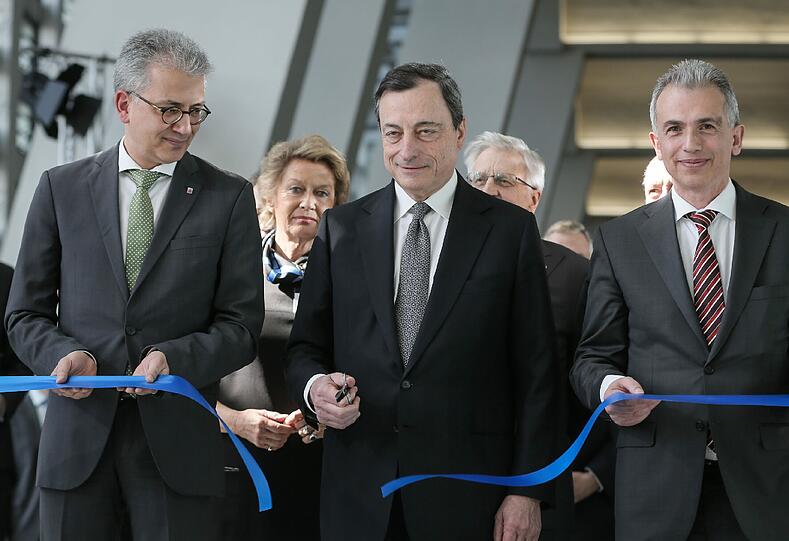 Der hessische Wirtschaftsminister Tarek Al-Wazir, der Präsident der Europäischen Zentralbank (EZB), Mario Draghi, und der Frankfurter Oberbürgermeister Peter Feldmann beim Festakt zur offiziellen Einweihung des neuen EZB-Gebäudes.