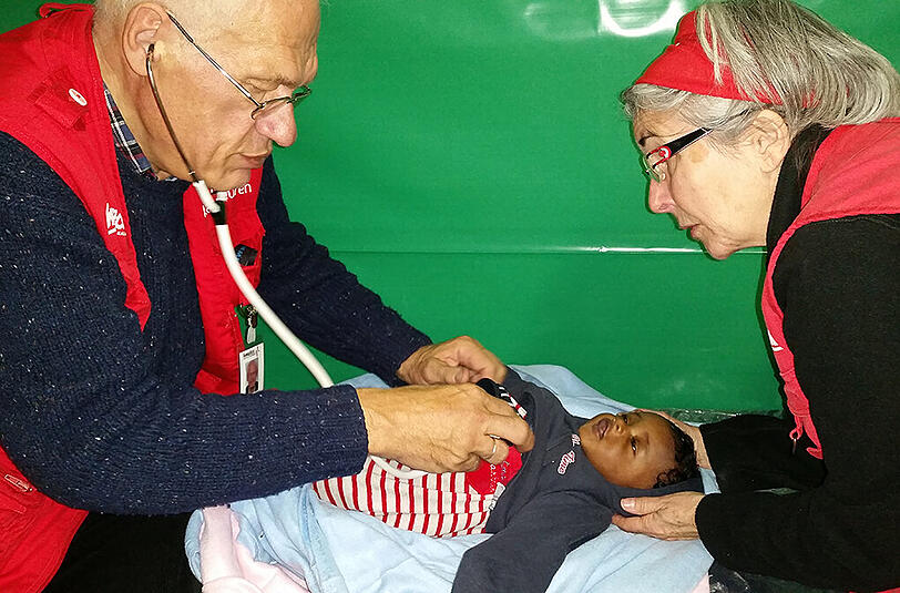 Diagnose: Bronchitis. Krankenschwester Nancy Schmid und Arzt Johann-Christoph Weber untersuchen einen winzigen Patienten aus Somalia.