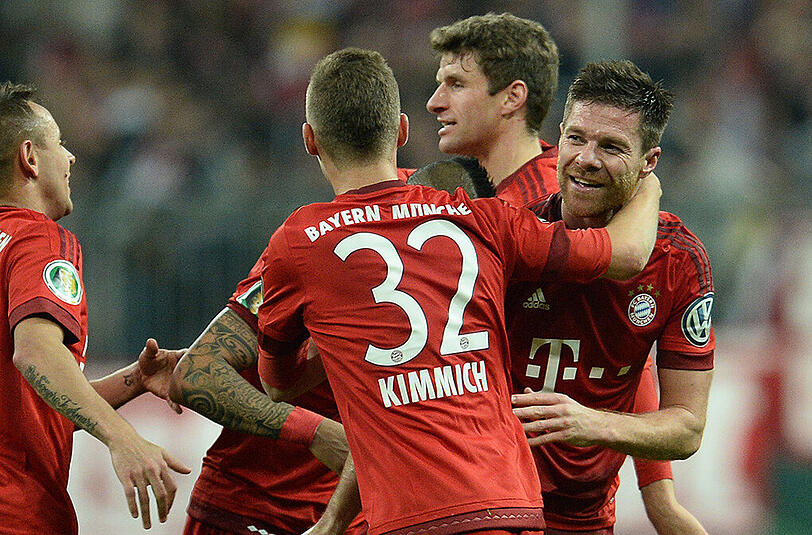 Xabi Alonso in der bayerischen Jubeltraube: Es war das erste Tor des Spaniers im DFB-Pokal.