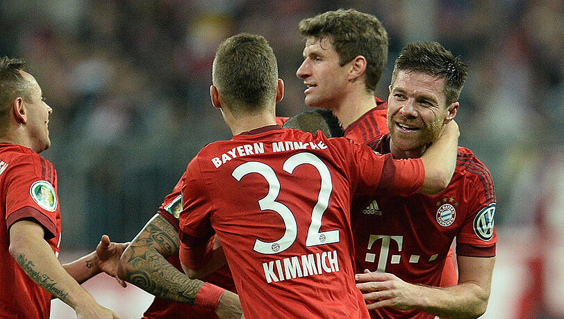Xabi Alonso in der bayerischen Jubeltraube: Es war das erste Tor des Spaniers im DFB-Pokal. Xabi Alonso in der bayerischen Jubeltraube: Es war das erste Tor des Spaniers im DFB-Pokal.