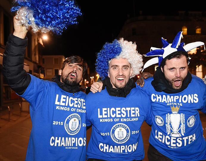 Auch bei den Fans der Foxes brachen alle Dämme. In der Innenstadt von Leicester machten sie mit schrillen Outfits, nackter Haut oder coolen Plakaten die Nacht zum Tage.