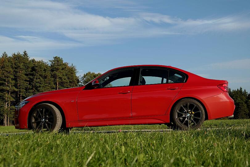Gestreckte Linienführung: Auch die 3er Limousine hat einen ganzen Tick Coupé in ihren Design-Genen.