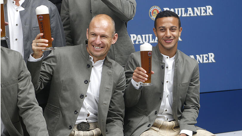 Zünftig in Lederhosen und Janker - die Bayern-Spieler beim traditionellen Wiesn-Shooting.