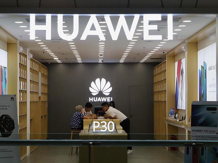 Chinas Telekomriese Huawei stellt sich auf höhere Kosten durch die massiven US-Sanktionen ein.