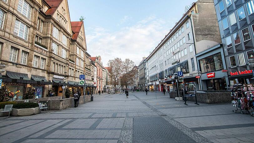 Blick in die leere Kaufingerstraße im letzten Winter. Ladenmieten und Quadratmeterpreise in München sinken in letzter Zeit deutlich. Das kommt für viele unerwartet.