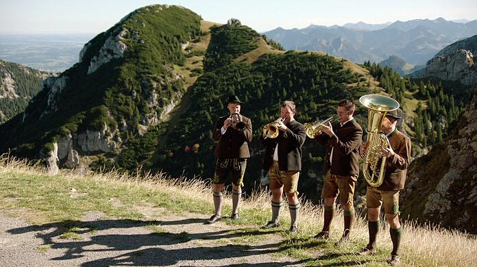 Die Bläser der "Boarischen Bris" musizieren hoch oben auf dem Wendelstein.