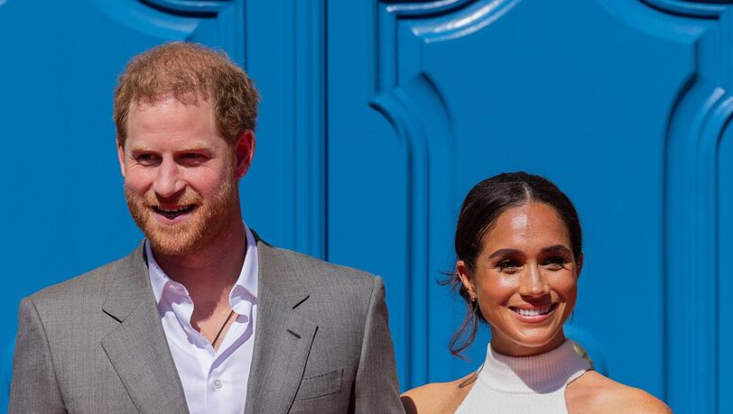 Prinz Harry und seine Frau Meghan vor dem Düsseldorfer Rathaus.