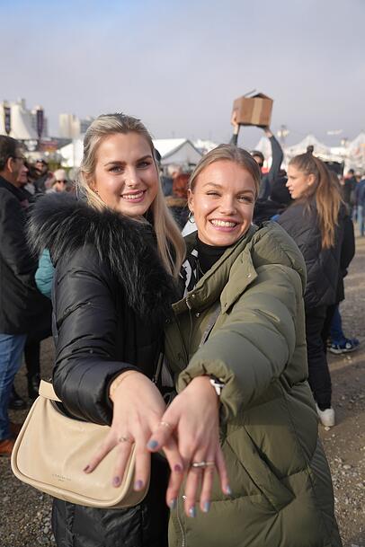 Nicole (l.) und Nadja aus Köln haben sich Schmuck gekauft.