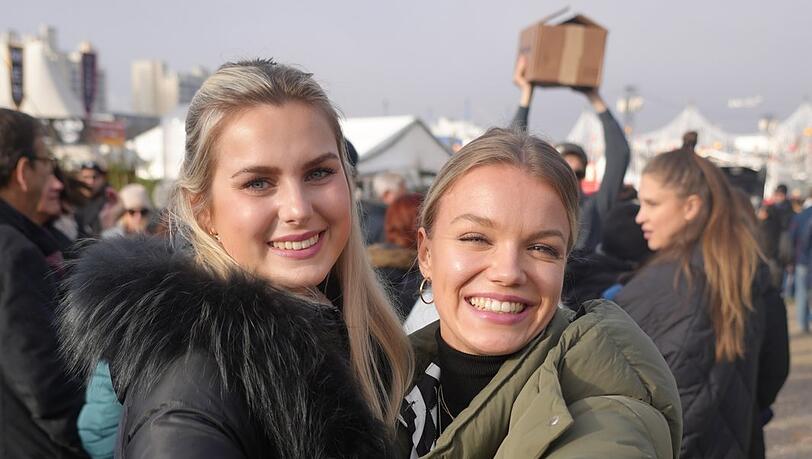 Nicole (l.) und Nadja aus Köln haben sich Schmuck gekauft. Nicole (l.) und Nadja aus Köln haben sich Schmuck gekauft.