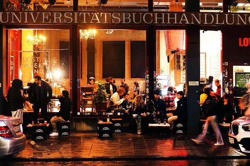 Diese fast schon theatrale Szene vor einem Lokal könnte auch in Paris entstanden sein, oder?