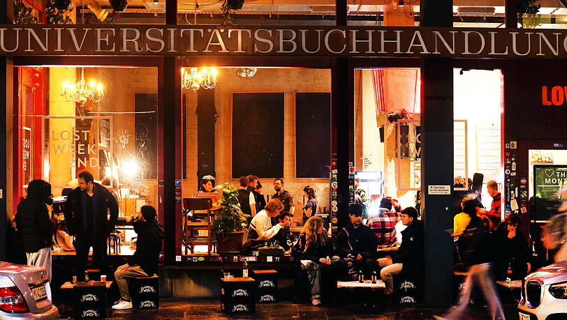 Diese fast schon theatrale Szene vor einem Lokal könnte auch in Paris entstanden sein, oder? Diese fast schon theatrale Szene vor einem Lokal könnte auch in Paris entstanden sein, oder?