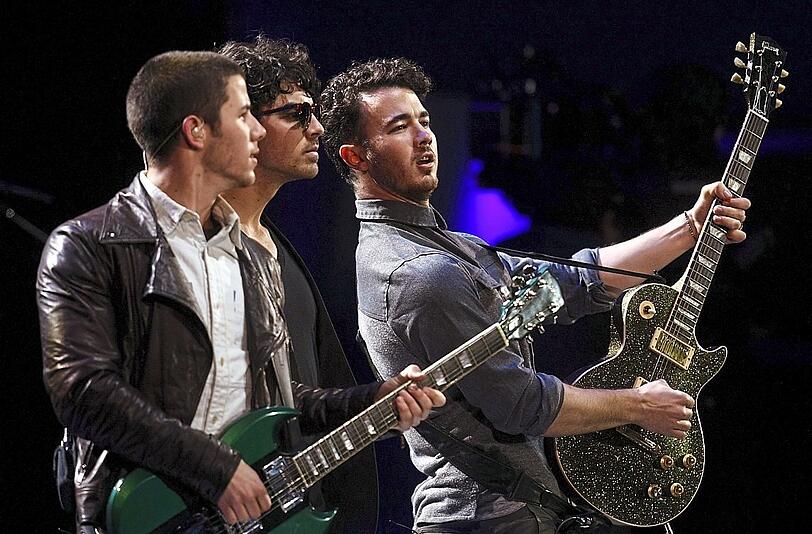Die: Jonas Brothers (von links): Joe Jonas, Nick Jonas and Kevin Jonas, hier bei einem Auftritt beim Interational Vina del Mar Music Festival in Chile.  Foto: EPA/Mario Ruiz