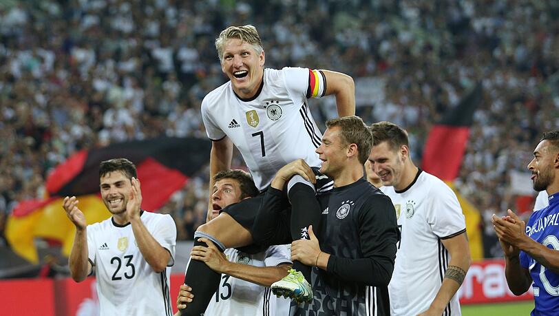 Bastian Schweinsteiger wird nach seinem letzten Länderspiel gegen Finnland von Thomas Müller (l) und Manuel Neuer (r) auf Schultern getragen. (Archivbild) Bastian Schweinsteiger wird nach seinem letzten Länderspiel gegen Finnland von Thomas Müller (l) und Manuel Neuer (r) auf Schultern getragen. (Archivbild)