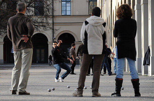 Andere spielen Boule.